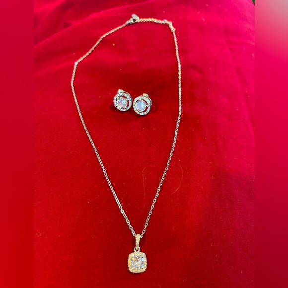 GORGEOUS NECKLACE AND EARRINGS SET - Picture 1 of 4